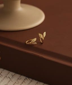 Dainty Gold Leaf Earrings,Open Hoop Earrings,Dainty Leave Earrings,Gold Huggie Hoops,Mini Hoops,Everyday Earrings,Minimalist Earrings