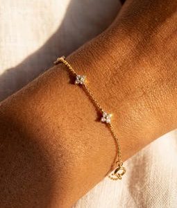 WaterProof 18K Gold Flower Bracelet, Dainty Diamond Clover Chain, Minimalist Jewelry Gift for Her, Floral Charm Bracelet, Bridesmaid Gift